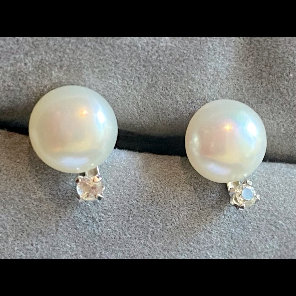 Helzberg Diamond Pearl and clear Faux diamond earrings. Sterling Silver stud.